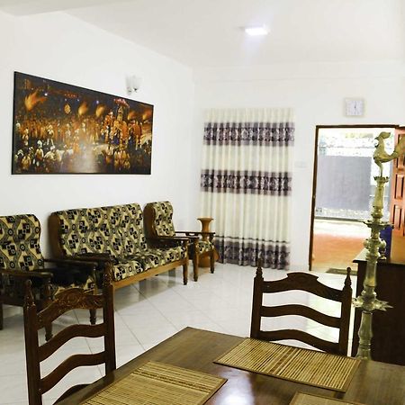 Yoho Travellers Residence 康提 外观 照片