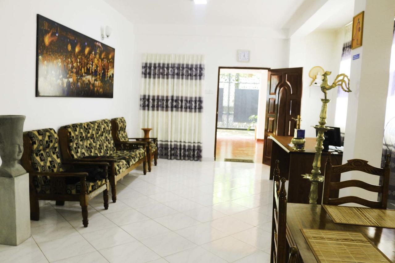 Yoho Travellers Residence 康提 外观 照片